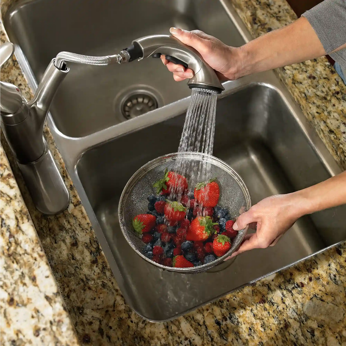 Camerist One-Handle Low Arc Pullout Kitchen Faucet
