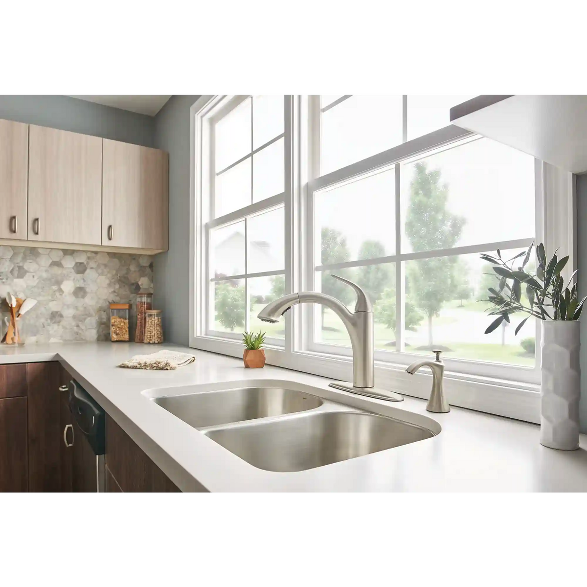 Camerist One-Handle Low Arc Pullout Kitchen Faucet