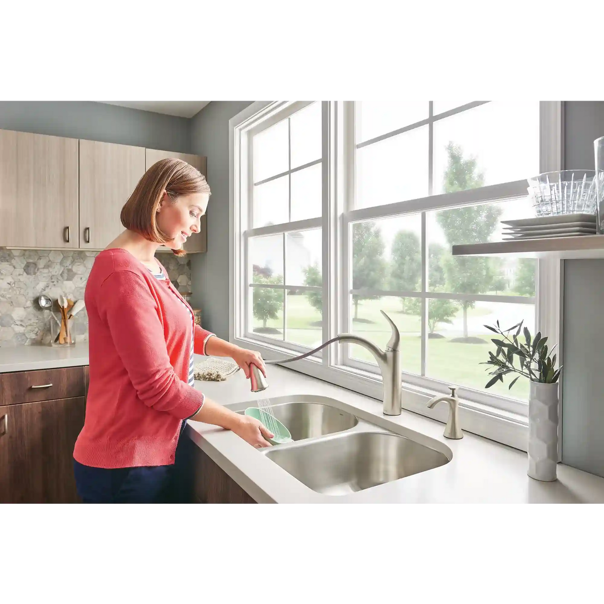 Camerist One-Handle Low Arc Pullout Kitchen Faucet