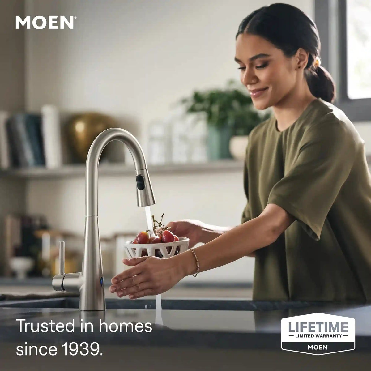 Sleek MotionSense Wave One-Handle High Arc Single Sensor Pulldown Kitchen Faucet