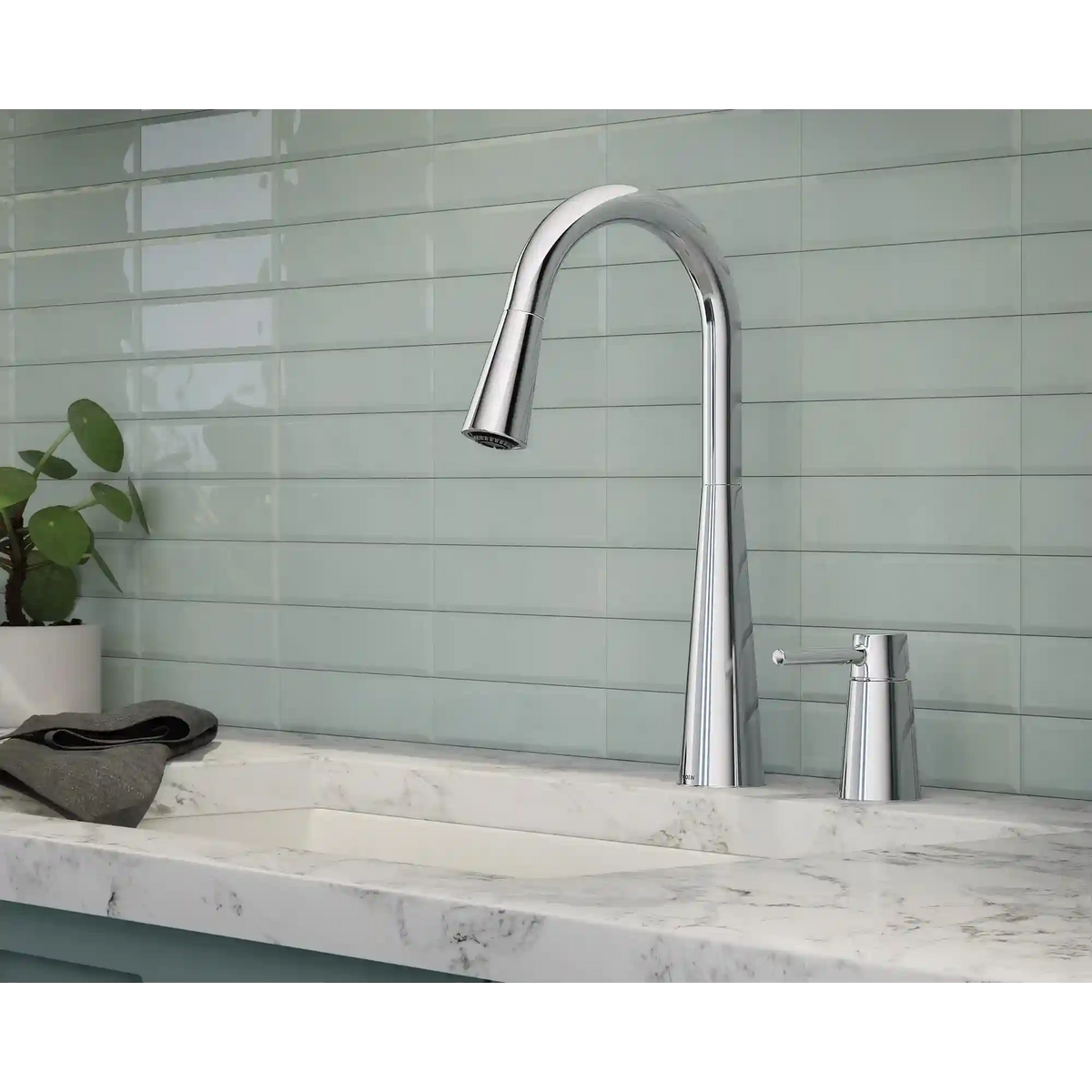 Sleek One-Handle Pulldown Kitchen Faucet