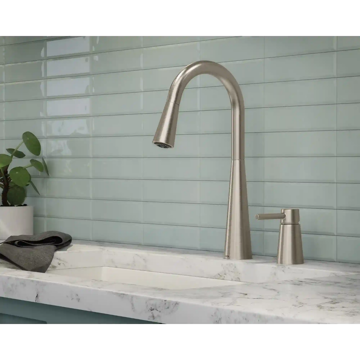 Sleek One-Handle Pulldown Kitchen Faucet