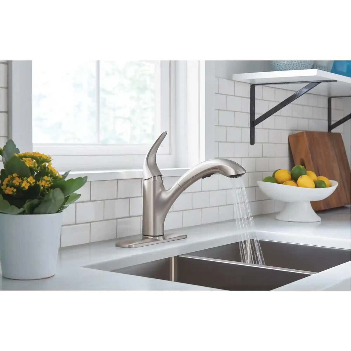 Medina One-Handle Pullout Kitchen Faucet