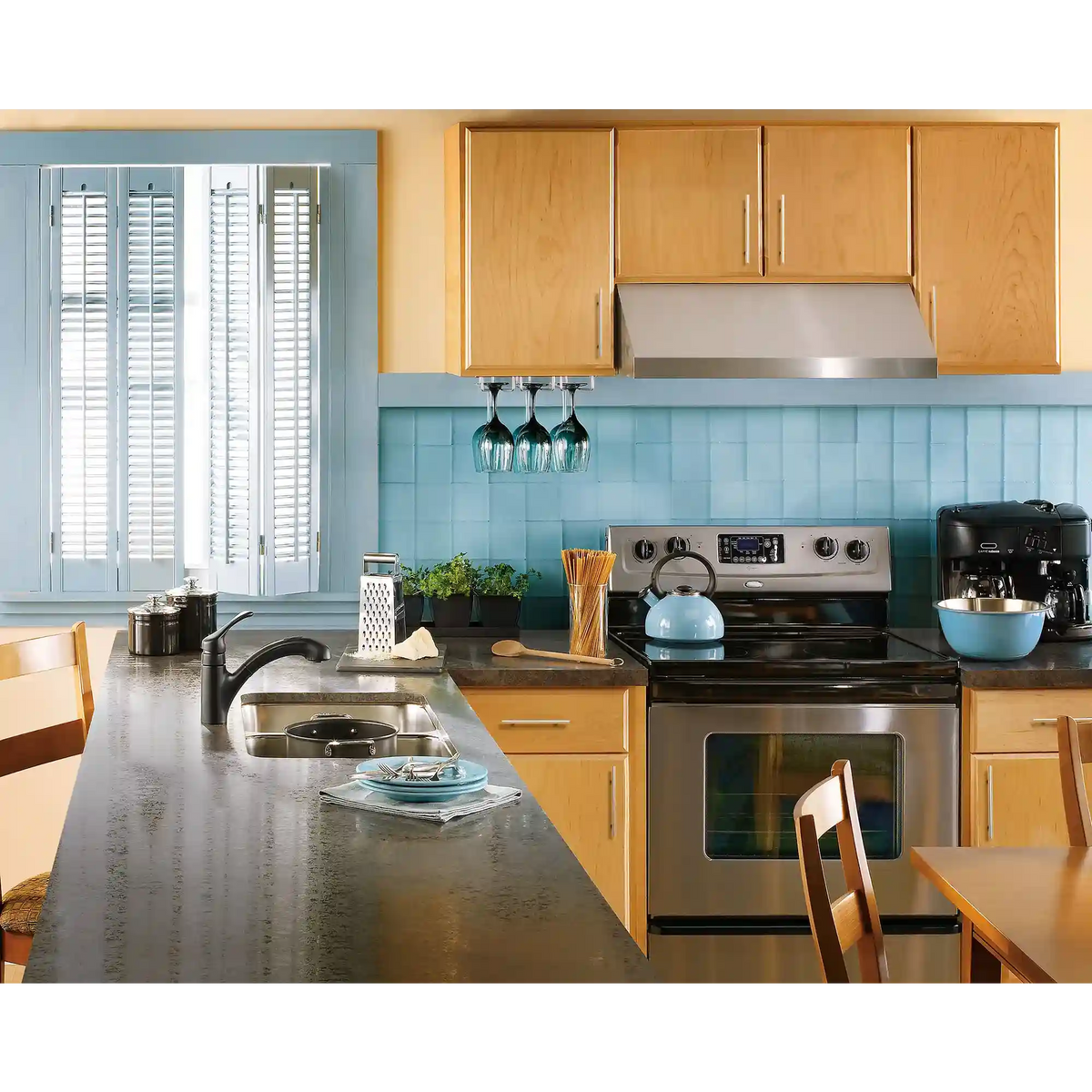 Renzo One-Handle Low Arc Pullout Kitchen Faucet