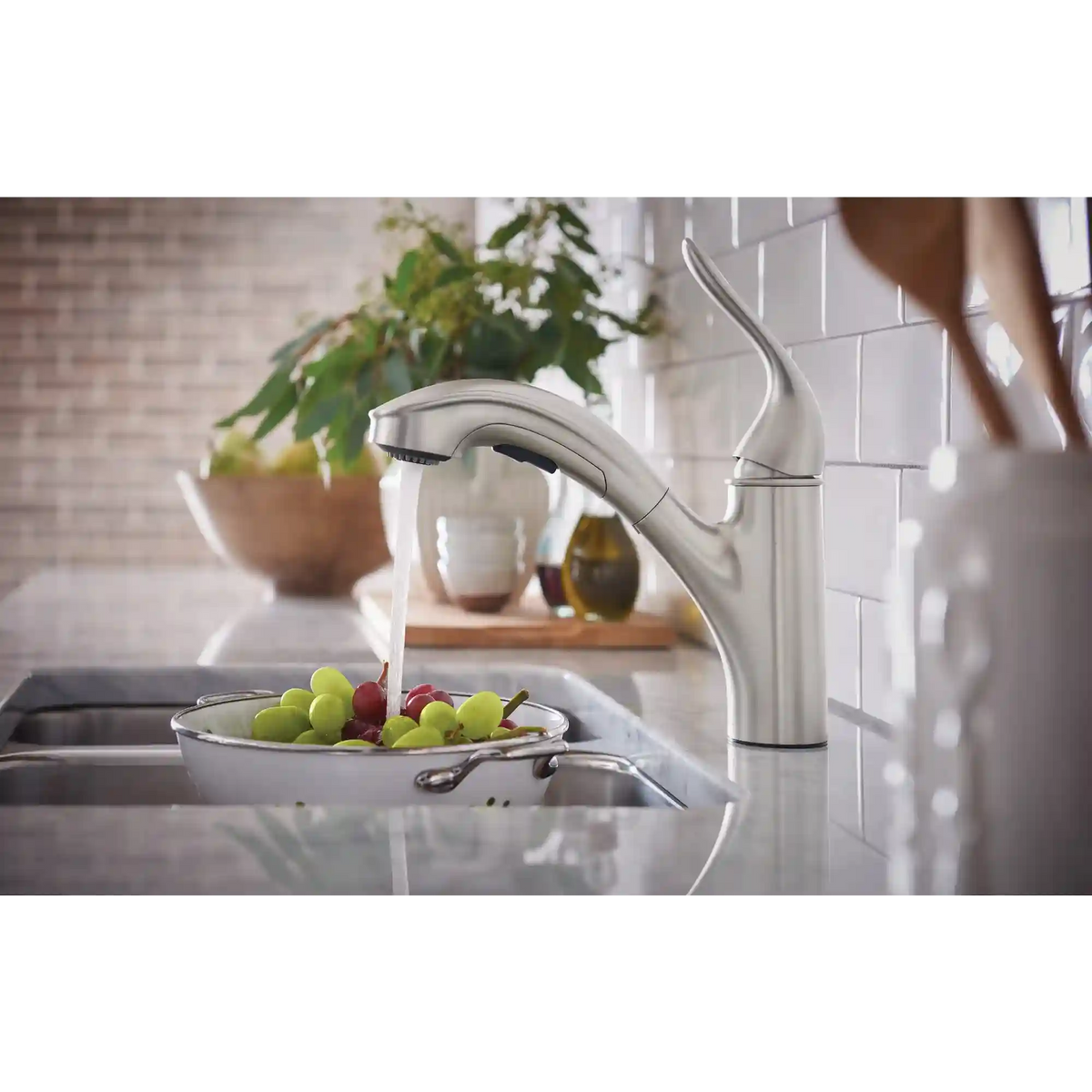 Brecklyn One-Handle Low Arc Pullout Kitchen Faucet