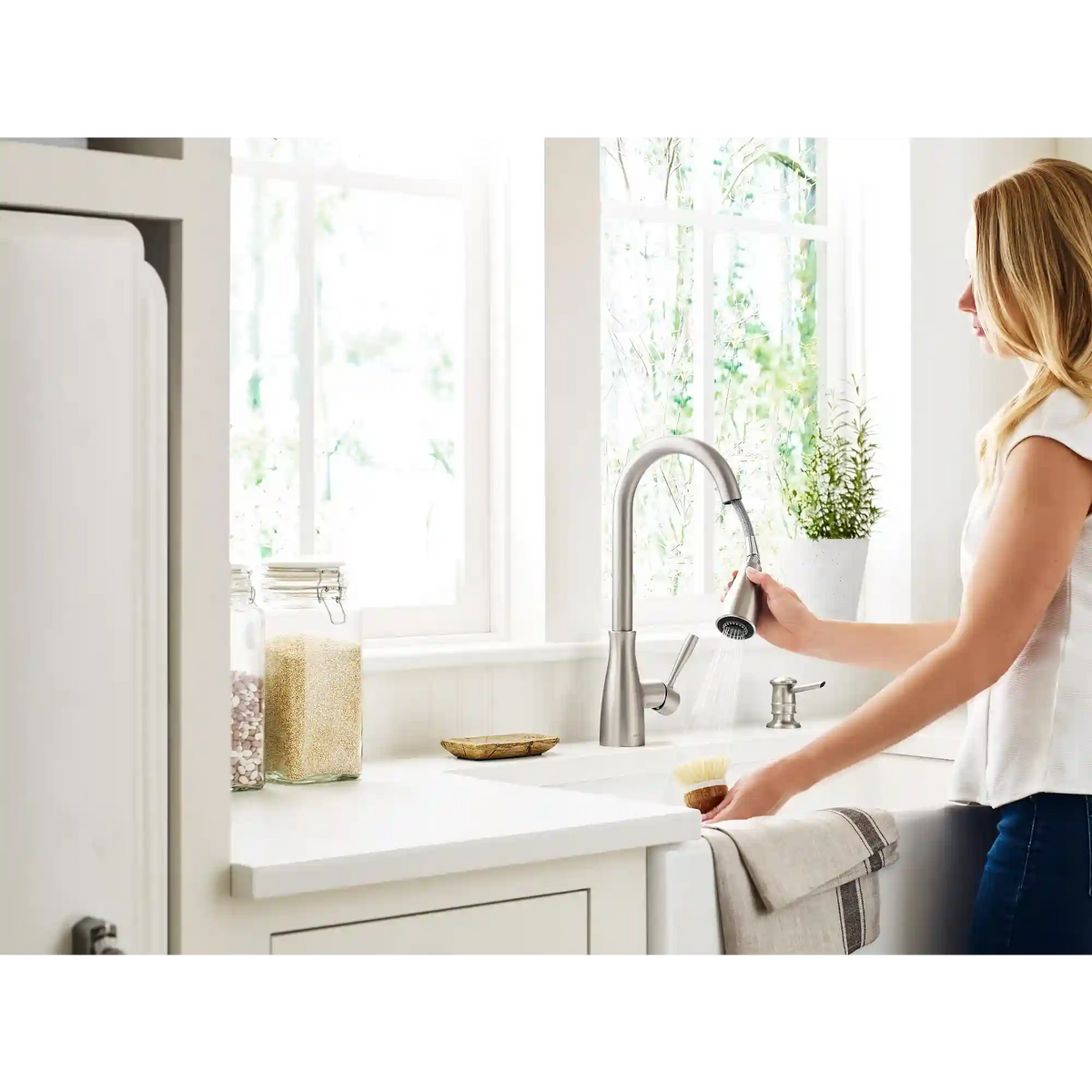 Lucira One-Handle High Arc Pulldown Kitchen Faucet