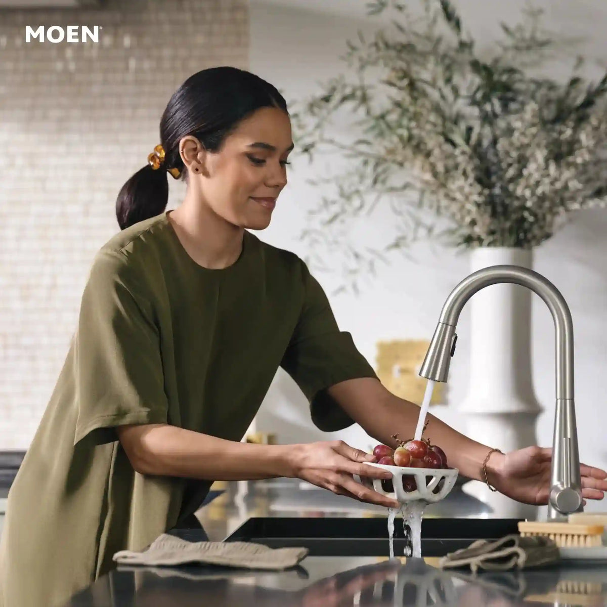 Sleek MotionSense Wave One-Handle High Arc Single Sensor Pulldown Kitchen Faucet